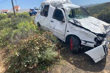 Un vehículo se sale de la vía en Hoya Niebla (Telde) y se precipita ladera abajo 20 metros/TA.
